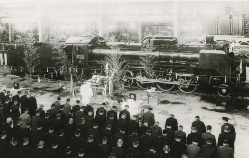 1943 年，三原車輛制作所完成了第一臺蒸汽機車的下線儀式